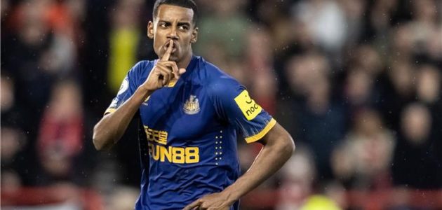 فيديو | إيزاك يقود نيوكاسل لفوز قاتل على نوتينجهام ويضاعف آلام ليفربول في الدوري الإنجليزي